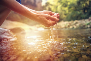 mains dans l'eau d'un rivière