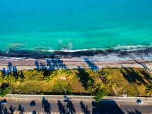 Vue du dessus d'un bord de mer