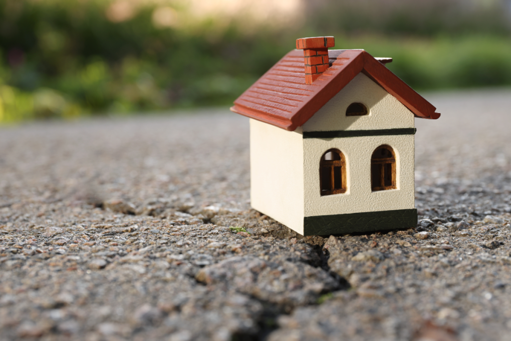 Maison en bois sur asphalte fissuré, état des risques et pollutions