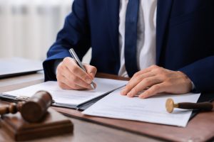 Signature d’un document dans une étude notariale lors du traitement des formalités d’urbanisme liées à un dossier immobilier