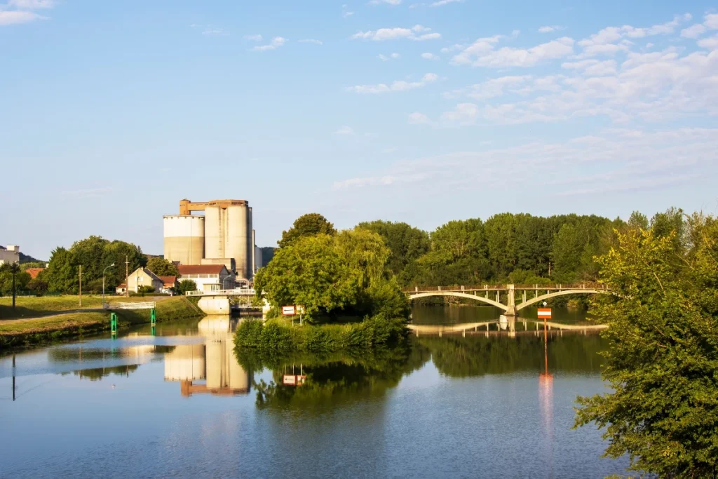 Site industriel situé à proximité d’habitations, zone pouvant être encadrée par un plan de prévention des risques technologiques (PPRT) pour les projets immobiliers